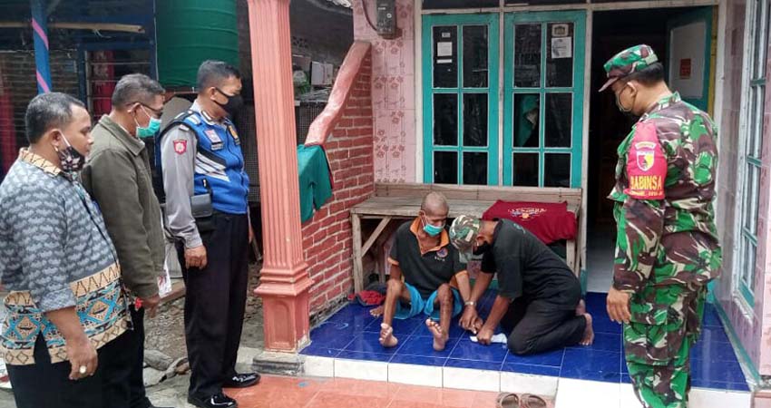 Unsur tiga pilar Desa Jerukgamping serahkan BLT DD di rumah Samut, warga berkebutuhan kusus. (par)