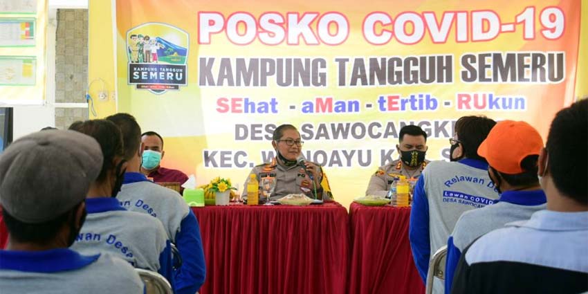 PENGARAHAN - Kapolresta Sidoarjo Kombes Pol Sumardji memberikan arahan kepada Tiga Pilar se Wonoayu di Balai Desa Sawocangkring, Kecamatan Wonoayu, Sidoarjo, Selasa (21/07/2020)