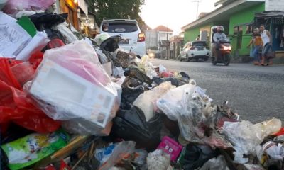 DIBIARKAN - Tumpukan sampah di pinggir JL Raya Linkungan Krajan Barat, Kelurahan/Kecamatan Krian, Sidoarjo dua pekan dibiarkan menunpuk oleh petugas DLHK Pemkab Sidoarjo, Minggu (12/7/2020)
