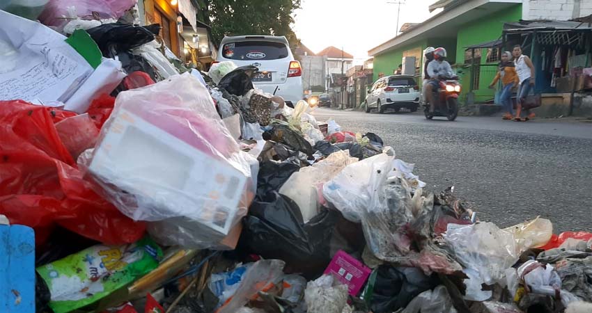 DIBIARKAN - Tumpukan sampah di pinggir JL Raya Linkungan Krajan Barat, Kelurahan/Kecamatan Krian, Sidoarjo dua pekan dibiarkan menunpuk oleh petugas DLHK Pemkab Sidoarjo, Minggu (12/7/2020)