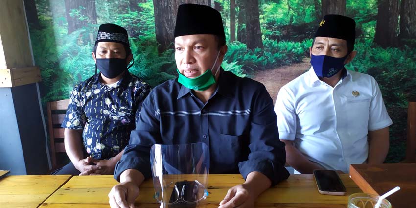 KLARIFIKASI - Ketua Forum Pimpinan Anak Cabang (PAC), Maksum Zubair mengklarifikasi jika 18 PAC PKB tidak pernah memberikan dukungan ke salah satu Bakal Calon (Balon) Bupati dan Wakil Bupati Sidoarjo saat jumpa pers di salah satu rumah makan di Magersari, Sidoarjo, Jumat (17/07/2020) sore