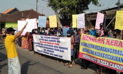 Puluhan pedagang toko, peracangan warga Desa Candipari, Porong melakukan aksi demo menolak pendirian Indomart dan koordinator aksi demo Nur Faidah, saat menyampaikan orasi. (gus)