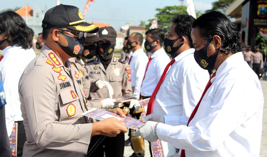 PRESTASI - Kapolresta Sidoarjo Kombes Pol Sumardji memberi penghargaan kepada 40 anggotanya yang berprestasi dalam upacara, Senin (10/08/2020)