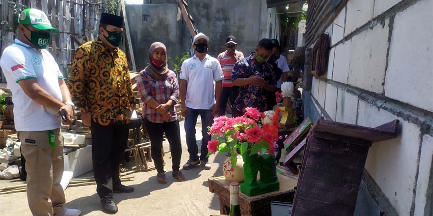 DAUR ULANG - Bacabup Sidoarjo, Bambang Haryo Soekartono (BHS) mengunjungi usaha kerajinan daur ulang limbah menjadi kerajinan bernilai ekonomis di Dusun Manyar, Desa Sedati Agung, Kecamatan Sedati, Sidoarjo, Kamis (06/08/2020)