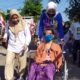 KURSI RODA - Istri Bacabup Bambang Haryo Soekartono (BHS), Ny Asrilia Kurniawati Bambang Haryo menyerahkan bantuan kursi roda kepada Ny Murti (55) warga Desa Jiken, Kecamatan Tulangan yang sudah 12 tahun mengalami kelumpuhan, Minggu (09/08/2020)