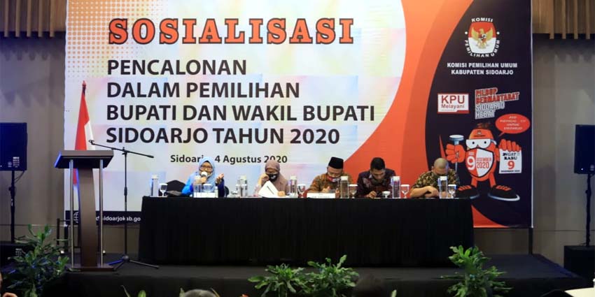 SOSIALISASI - Lima Komisioner KPU Sidoarjo mensosialisasikan tahapan pencalonan Pemilihan Bupati dan Wakil Bupati Sidoarjo yang bakal digelar 9 Desember 2020 mendatang di Hotel Aston Kahuripan Nirvana Village (KNV) Sidoarjo, Selasa (04/08/2020) sore