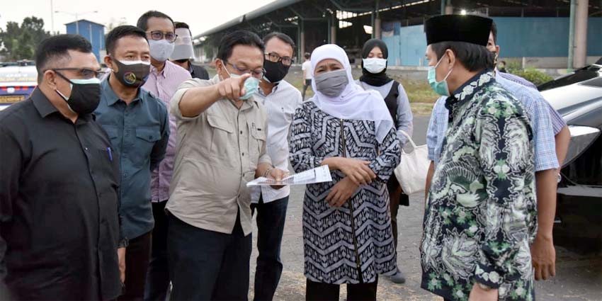 JALAN TEMBUS - Gubernur Jatim Khofifah Indar Parawansa membeberkan rencana pembangunan dua jalur menuju Puspa Agro, Desa Jemundo, Kecamatan Taman, Sidoarjo, Minggu (03/08/2020) sore