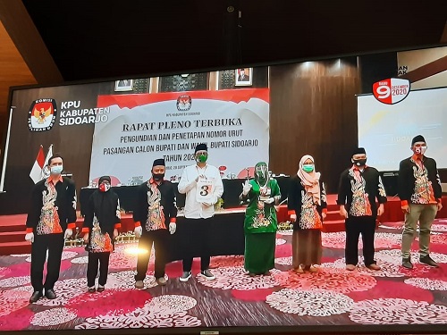 NOMOR URUT - Ketua KPU Sidoarjo, M Iskak menyerahkan nomor urut kepada Paslon nomor urut 3, Kelana Aprilianto - Dwi Astutik (Berkelas) yang baru ditetapkan dan mendapatkan nomor urut di Fave Hotel Sidoarjo, Senin (28/09/2020).