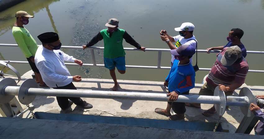 CEK PINTU AIR : Cabup Sidoarjo, Bambang Haryo Soekartono (BHS) mengecek kondisi pintu air di Sungai Desa Kalidawir, Kecamatan Tanggulangin, Sidoarjo yang berdekatan dengan lahan pertanian sekali tanam padi setahun, Senin (12/10/2020).