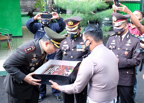 HUT : Kapolresta Sidoarjo Kombes Pol Sumardji beserta jajaran membuat kejutan untuk Dandim 0816 Sidoarjo Letkol Inf Mohammad Iswan Nusi beserta jajaran dalam peringatan HUT TNI ke 5, Senin (05/10/2020).