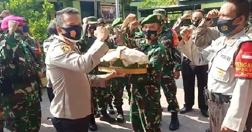 SERAHKAN TUMPENG : Kapolsek Tanggulangin AKP Eka Wira Dharma Sibrani menyerahkan tumpeng kepada Danramil Tanggulangin Kapten Inf Karyo Edy. (gus)