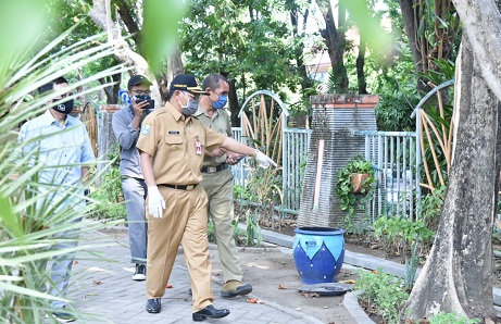 SIDAK: Pj Bupati Sidoarjo, Hudiyono menggelar sidak ke alun-alun dan kawasan GOR Sidoarjo agar fasilitas umum maupun sarana dan prasarananya bersih, Senin (05/10/2020).