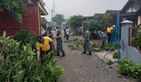 Tiga Desa di Krian Sidoarjo Diterjang Angin Puting Beliung, TNI-Polri Bantu Warga Terdampak