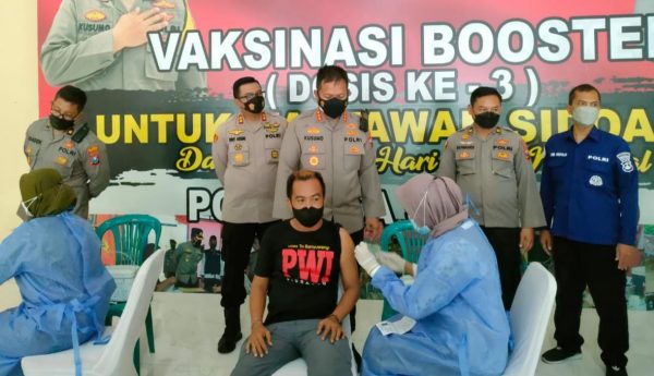 Polresta Sidoarjo Gelar Vaksinasi Booster untuk Wartawan