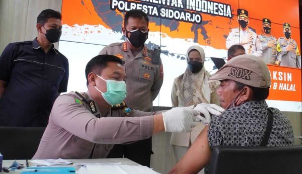 Cegah Omicron, Kapolresta Sidoarjo Gencarkan Vaksinasi Lansia dan Nakes