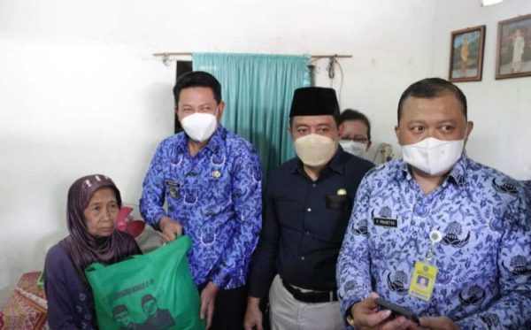 Wabup Sidoarjo bersama Ketua Komisi D Serahkan Bantuan ke Warga Kedung Kembar